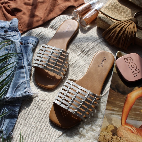 🚨//The Isla// White caged Sandal - Picture 6 of 8